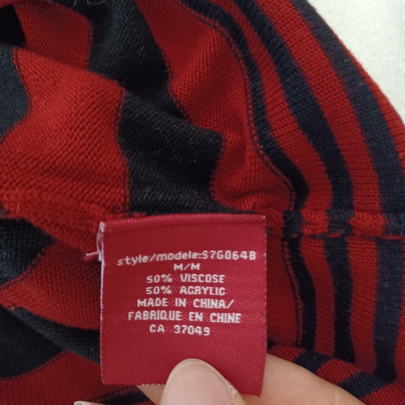 Red patterned sweater - Picture 3 of 3